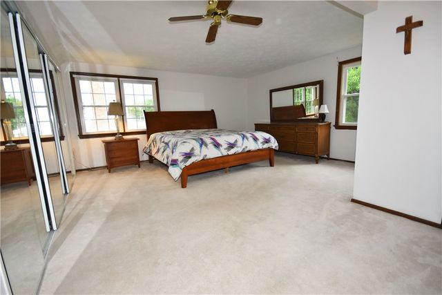 1733 Hathaway Ln, Upper St Clair, PA 15241