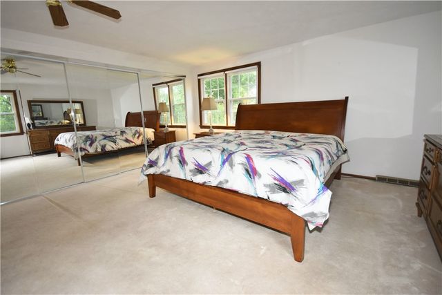 1733 Hathaway Ln, Upper St Clair, PA 15241