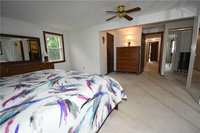1733 Hathaway Ln, Upper St Clair, PA 15241