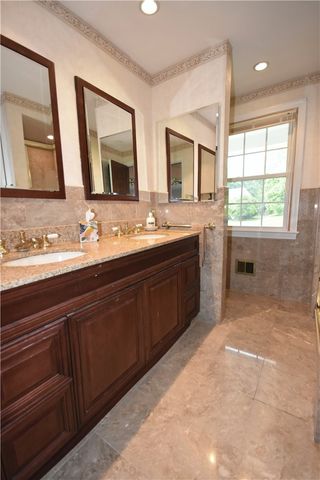 1733 Hathaway Ln, Upper St Clair, PA 15241