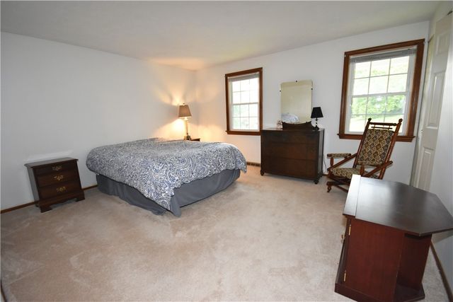 1733 Hathaway Ln, Upper St Clair, PA 15241