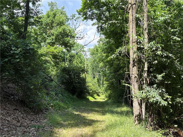 1733 Hathaway Ln, Upper St Clair, PA 15241