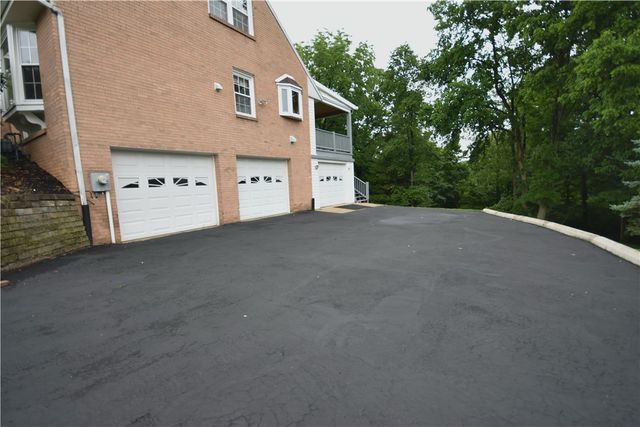 1733 Hathaway Ln, Upper St Clair, PA 15241