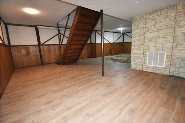 1733 Hathaway Ln, Upper St Clair, PA 15241