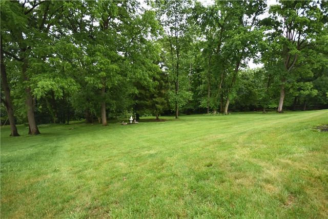 1733 Hathaway Ln, Upper St Clair, PA 15241