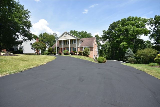 1733 Hathaway Ln, Upper St Clair, PA 15241