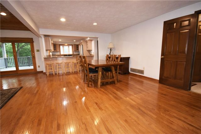 1733 Hathaway Ln, Upper St Clair, PA 15241