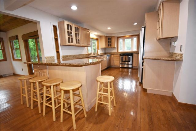 1733 Hathaway Ln, Upper St Clair, PA 15241