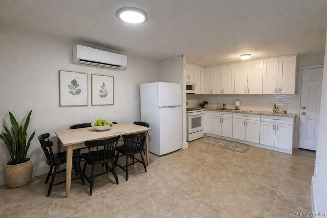 110 Jericho Turnpike 3, Mineola, NY 11501