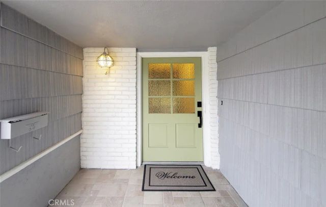 22201 Schoolcraft, Canoga Park, CA 91303