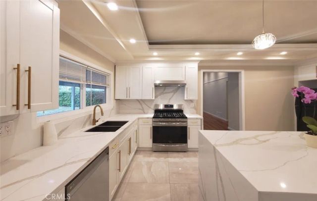 22201 Schoolcraft, Canoga Park, CA 91303