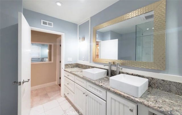 22201 Schoolcraft, Canoga Park, CA 91303