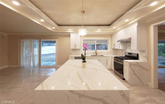 22201 Schoolcraft, Canoga Park, CA 91303
