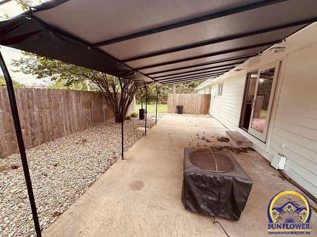 2736 SW Osborn RD, Topeka, KS 66614