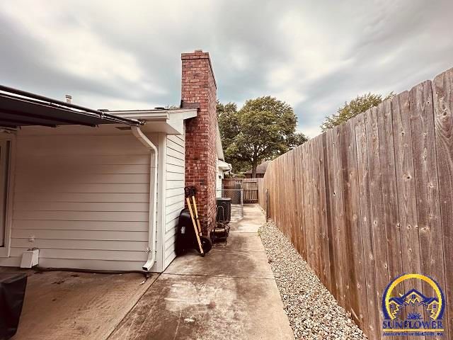 2736 SW Osborn RD, Topeka, KS 66614