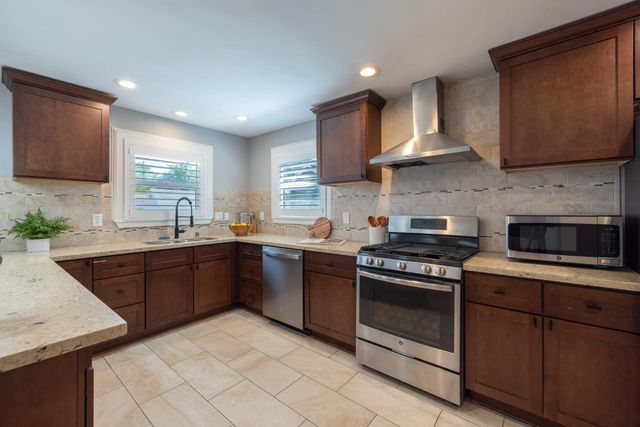 855 35th St, Sacramento, CA 95816
