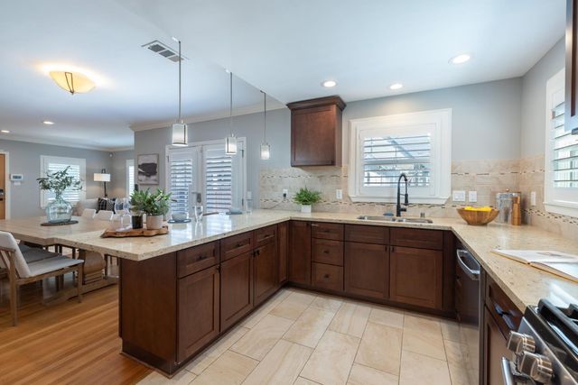 855 35th St, Sacramento, CA 95816