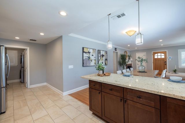 855 35th St, Sacramento, CA 95816