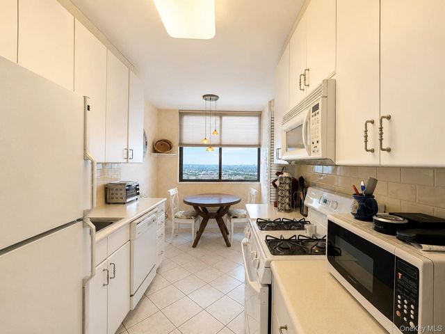 27010 Grand Central Parkway 21D, Floral Park, NY 11005