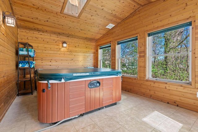 15255 Glenora COURT, New Berlin, WI 53151