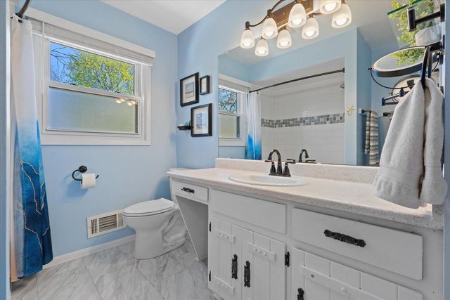 15255 Glenora COURT, New Berlin, WI 53151