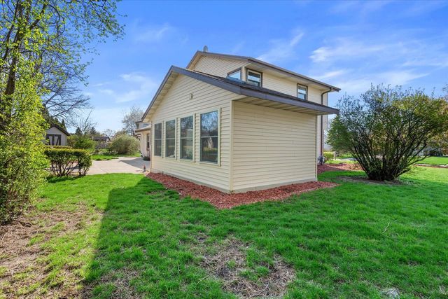 15255 Glenora COURT, New Berlin, WI 53151