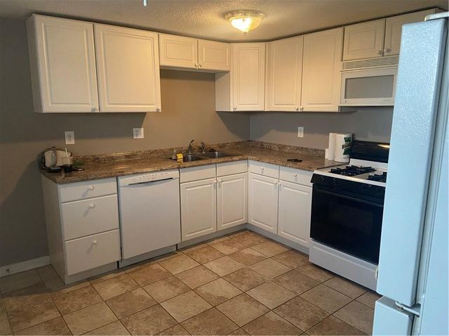 9010-9012 Catherine Road, Pleasant Valley, MO 64068