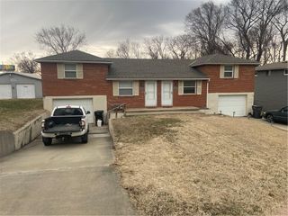 9010-9012 Catherine Road, Pleasant Valley, MO 64068