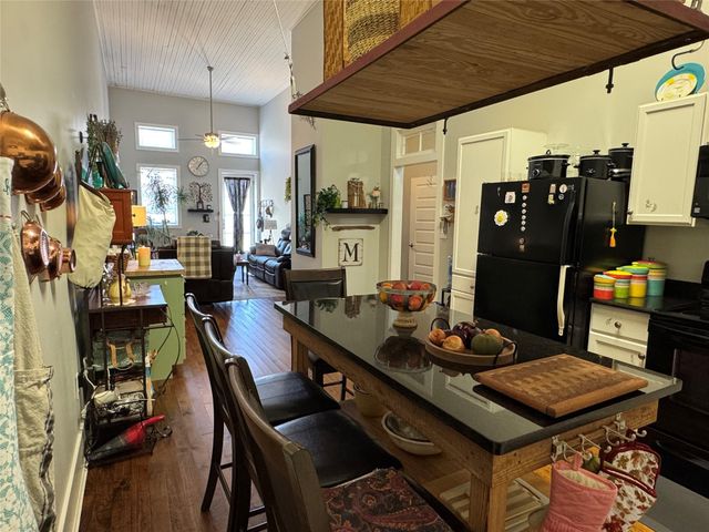 24 N Main ST, Elgin, TX 78621