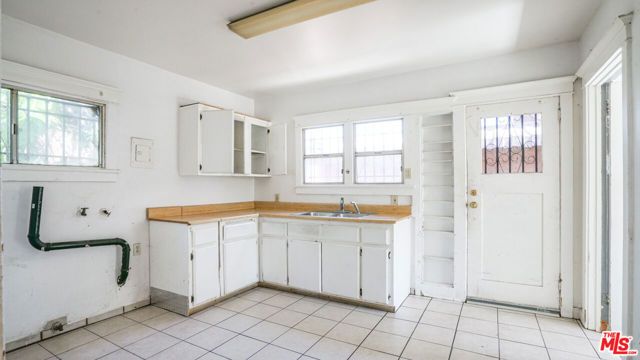 1111 W 47th Street, Los Angeles, CA 90037