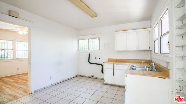 1111 W 47th Street, Los Angeles, CA 90037