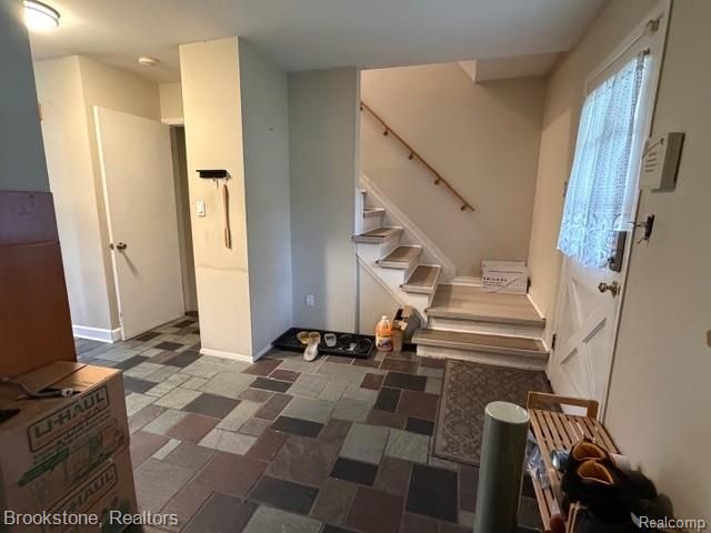 2544 Oxford Drive, Troy, MI 48084