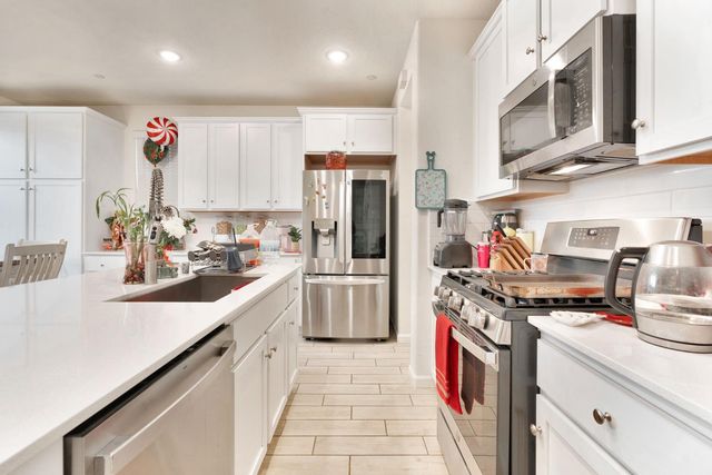 6377 E Meritage Drive, Fresno, CA 93727