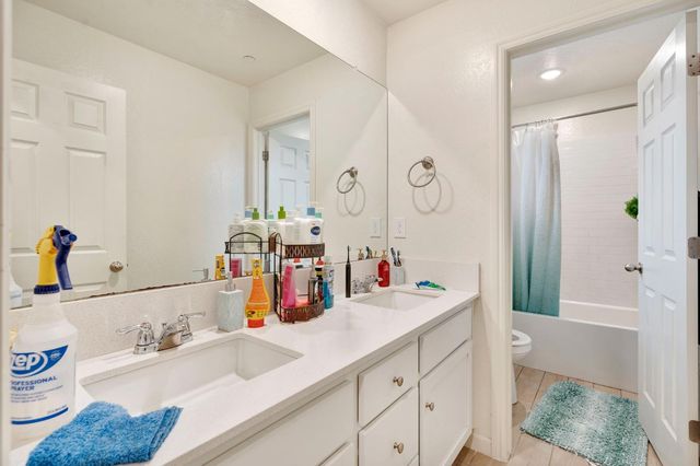 6377 E Meritage Drive, Fresno, CA 93727