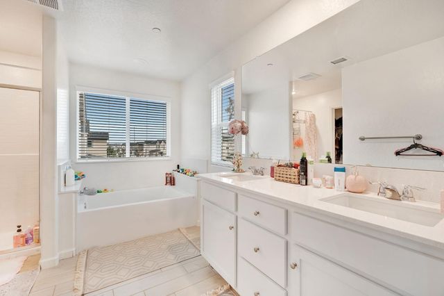 6377 E Meritage Drive, Fresno, CA 93727