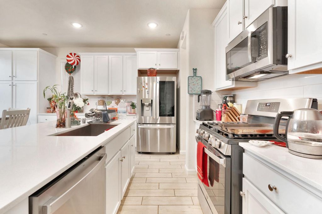 Image 11 of property listing at 6377 E Meritage Drive, Fresno, CA 93727