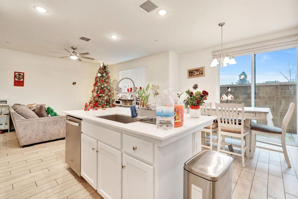 Image 12 of property listing at 6377 E Meritage Drive, Fresno, CA 93727