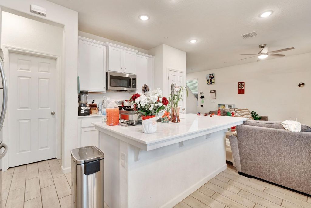 Image 13 of property listing at 6377 E Meritage Drive, Fresno, CA 93727