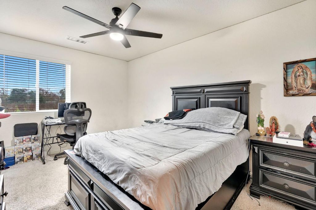 Image 15 of property listing at 6377 E Meritage Drive, Fresno, CA 93727