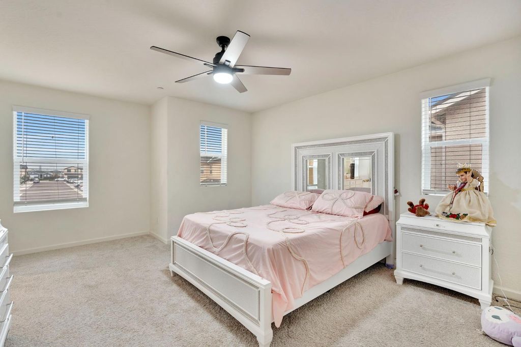 Image 18 of property listing at 6377 E Meritage Drive, Fresno, CA 93727