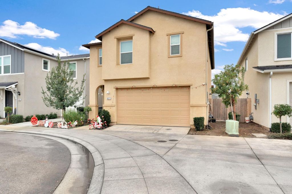 Image 2 of property listing at 6377 E Meritage Drive, Fresno, CA 93727