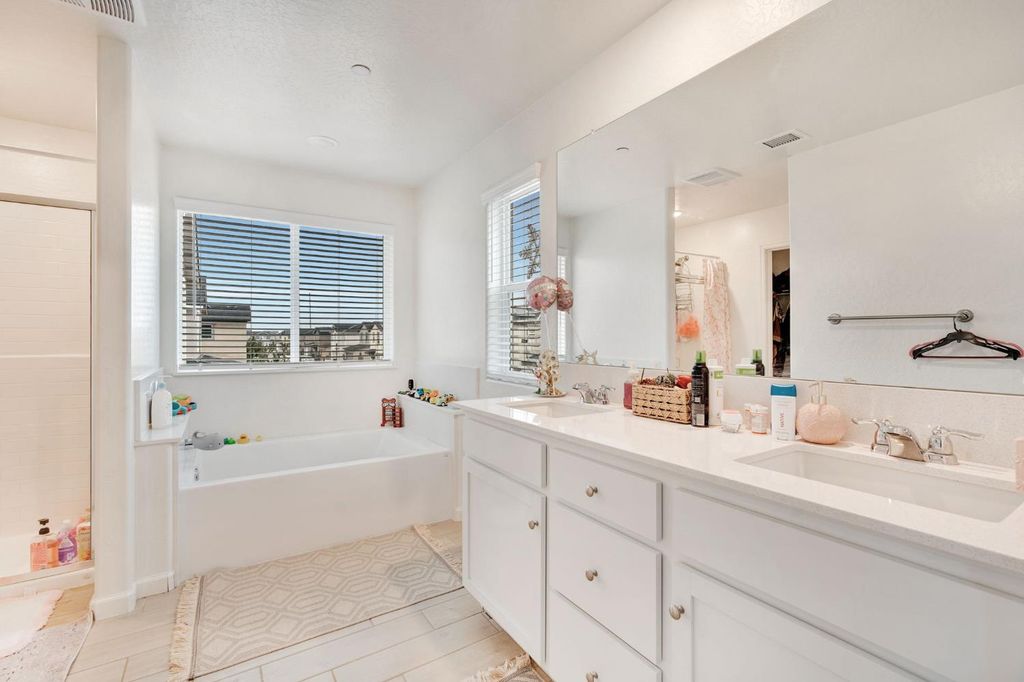 Image 20 of property listing at 6377 E Meritage Drive, Fresno, CA 93727