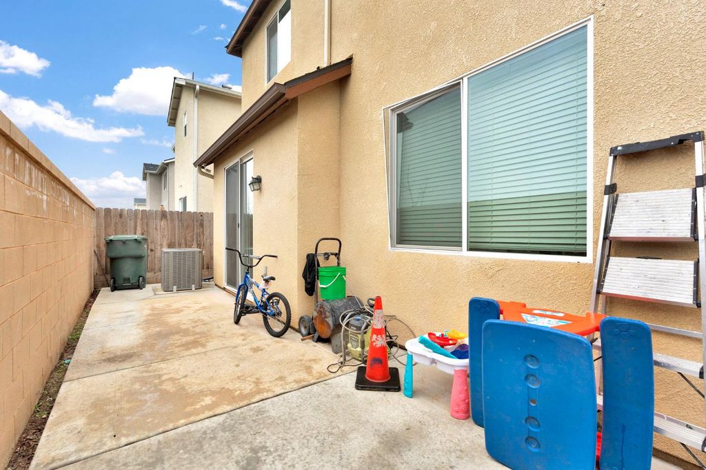 Image 23 of property listing at 6377 E Meritage Drive, Fresno, CA 93727