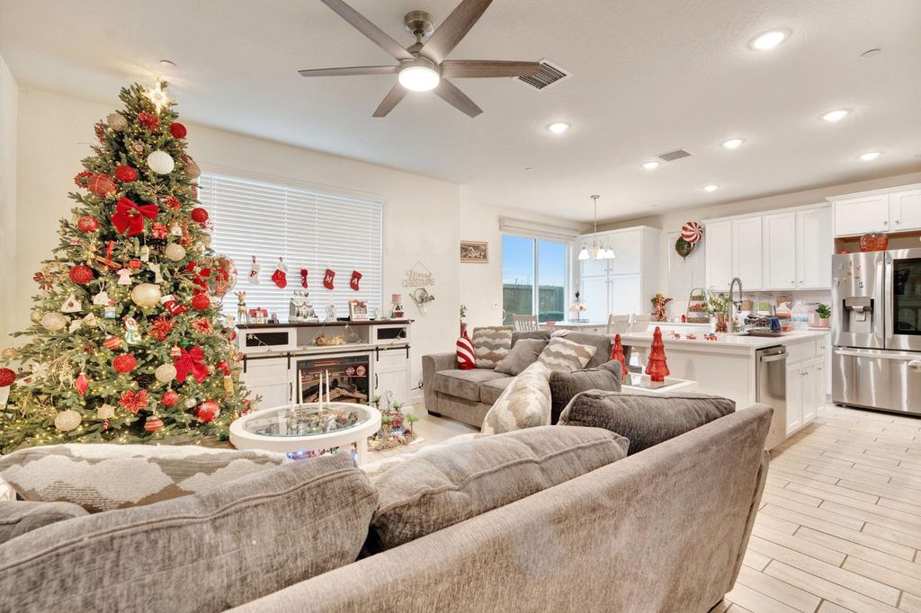 Image 6 of property listing at 6377 E Meritage Drive, Fresno, CA 93727