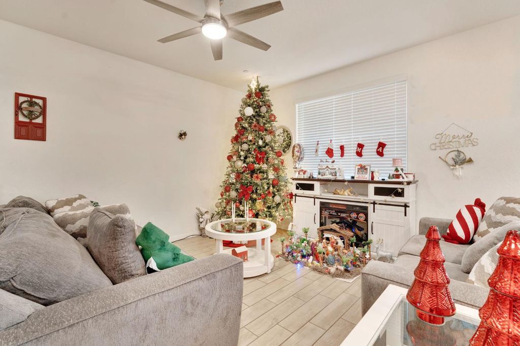 Image 7 of property listing at 6377 E Meritage Drive, Fresno, CA 93727