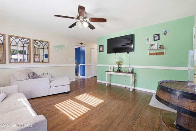 4402 Mullaney Ct, Louisville, KY 40229