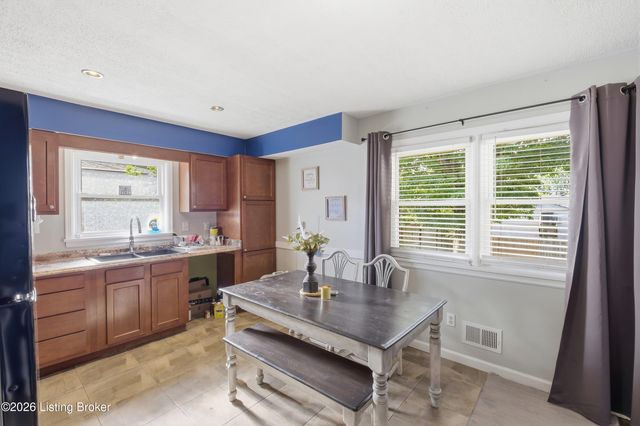 4402 Mullaney Ct, Louisville, KY 40229