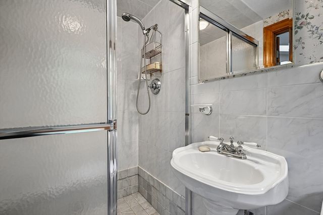7 Farrwood Dr, Andover, MA 01810
