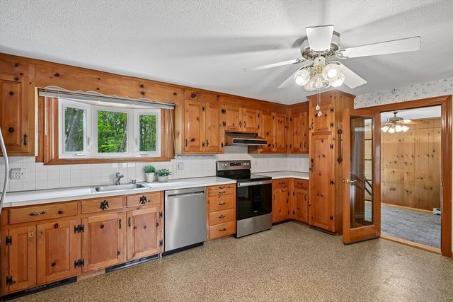 7 Farrwood Dr, Andover, MA 01810