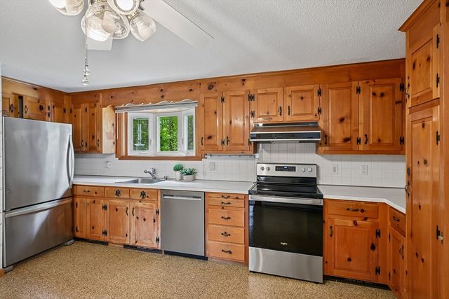 7 Farrwood Dr, Andover, MA 01810